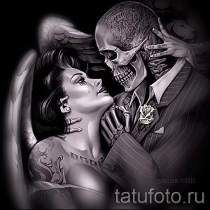 Фото тату в стиле чикано: ангел с крыльями обнимает скелета в костюме. Детализированный черно-серый рисунок с реалистичными тенями.