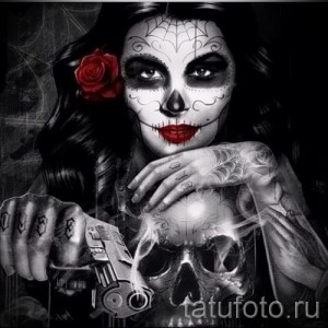 Фото тату с изображением девушки с черепом вместо лица, украшенного красной розой. Мрачный и романтичный эскиз в черно-белой гамме с акцентом на красном цвете.