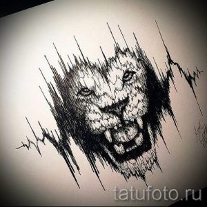 Фотография эскиза татуировки льва, чья голова изображена на фоне кардиограммы. Рисунок выполнен в черно-белой графике с использованием тонких линий.