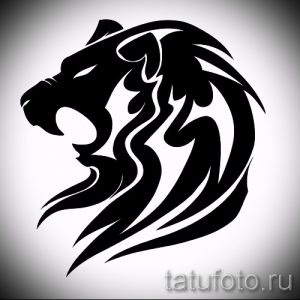 Фотография эскиза татуировки льва, выполненного в стилизованном стиле с использованием черных геометрических фигур. Рисунок выглядит современно и лаконично.