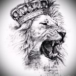 Черно-белое фото тату рычащего льва в короне. Детализированный рисунок с выразительной мимикой и проработкой шерсти.