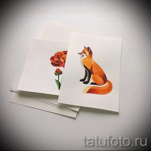 Красивый акварельный эскиз татуировки с изображением лисы и цветка. Нежные переходы цветов и легкий, воздушный стиль.