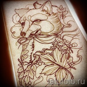 Коричневый эскиз татуировки лисы, окруженной цветами, листьями и ягодами. Идеально для любителей природы и изящных рисунков.