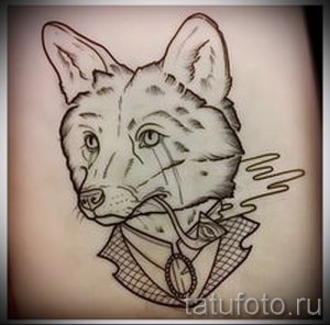 Черно-белый эскиз татуировки лисы в костюме джентльмена с галстуком-бабочкой. Идеально для любителей юмора и оригинальных рисунков.