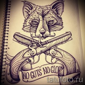 Черно-белый эскиз татуировки лисы с пистолетами и надписью 'No guts no glory'. Идеально для любителей смелых и оригинальных рисунков.