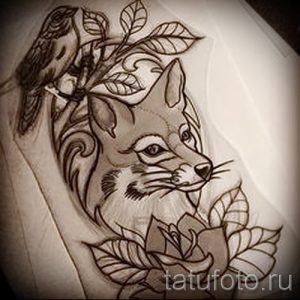 Черно-белый эскиз татуировки лисы с птичкой, розой и листьями. Идеально для любителей романтичных и нежных рисунков.