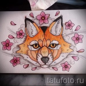 Фото эскиза татуировки лисы, окруженной цветущей сакурой. Изображение выполнено в черно-белой графике с использованием штриховки.