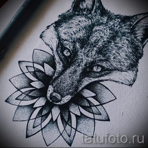 Черно-белый эскиз татуировки с изображением головы лисы и стилизованного геометрического цветка, выполненного точками.