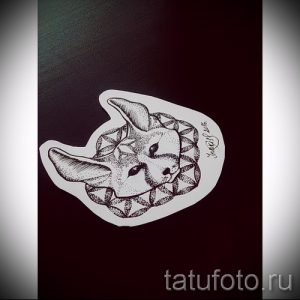 Детальный эскиз татуировки лисы, выполненный в технике дотворк с использованием множества точек для создания объема и текстуры. Подходит для любителей минималистичных и графичных рисунков.