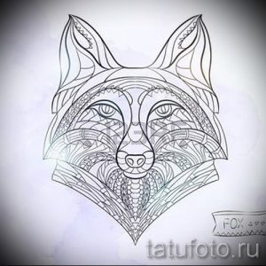 Детальный эскиз татуировки лисы, выполненный в стиле зентангл с использованием сложных геометрических узоров и орнаментов. Идеально для любителей монохромных рисунков.