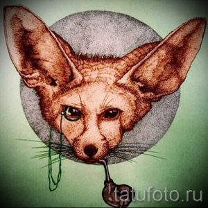Необычный рисунок татуировки лисы с трубкой, выполненный в реалистичном стиле с использованием коричневых и серых оттенков. Подчеркивает индивидуальность и чувство юмора.