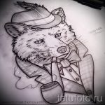 Забавный эскиз татуировки лисы, одетой в костюм и с трубкой, выполненный в стиле old school с использованием ярких цветов и четких контуров.