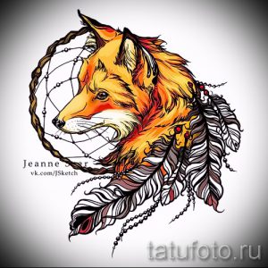 Фото тату лисы в ярких оранжевых тонах с ловцом снов и перьями. Эскиз татуировки в стиле графика для плеча или бедра.