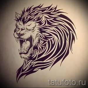 Черно-белая татуировка рычащего льва в стиле трайбл, агрессивный взгляд, острые линии, динамичная поза, отличный эскиз для сильного и уверенного мужчины.