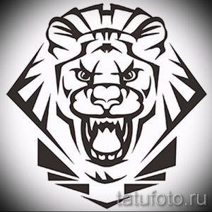 Черно-белая татуировка льва в стиле трайбл, геометрические узоры, хищный взгляд, мощная морда, идеальный эскиз для сильных и уверенных в себе.
