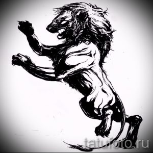 Черно-белый эскиз татуировки льва в прыжке. Изображение выполнено в экспрессивной манере, с использованием широких мазков и динамичных линий.