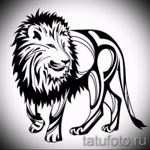 Черно-белый эскиз татуировки льва, выполненный в стиле трайбл. Изображение состоит из плавных линий и геометрических фигур, создающих стилизованный портрет.