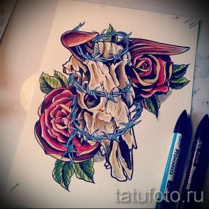 Фото тату: эскиз татуировки с черепом, украшенным розами и колючей проволокой, реалистичный стиль. Идеи для тату, эскиз тату.