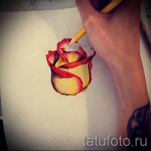 Фото тату: эскиз акварельной розы, рука с карандашом в процессе рисования, татуировка на руке. Идеи для тату, мастер тату.