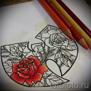 Фото тату эскиза с изображением разбитого сердца, украшенного розой. Символизирует боль, потерю и надежду на исцеление.