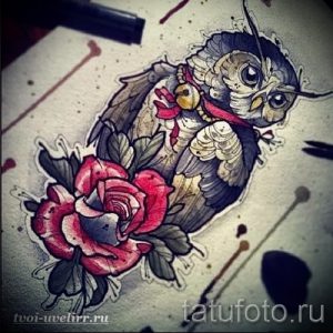 Красочный эскиз татуировки совы, сидящей на ветке с красными розами. Рисунок выполнен в ярких цветах и деталях.