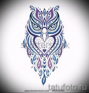Красивая татуировка совы в ярких синих и фиолетовых тонах. Стильный и современный дизайн с использованием плавных линий и узоров.