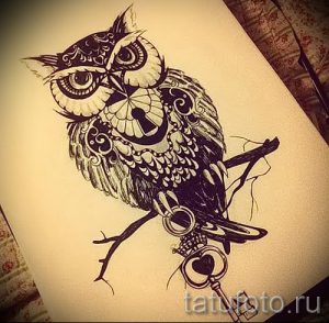 Красивая татуировка совы, сидящей на ветке с ключом. Детализированный рисунок с использованием темных тонов и интересных текстур.