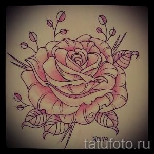Эскиз татуировки розы в стиле олд скул с четкими контурами, красными акцентами и зелеными листьями.