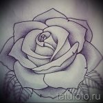 Черно-белый эскиз татуировки розы, выполненный в реалистичном стиле с детальной проработкой лепестков и листьев.
