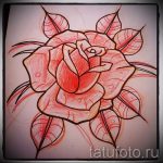 Эскиз татуировки розы в стиле олд скул с четкими контурами и красными акцентами, выполненный карандашом.