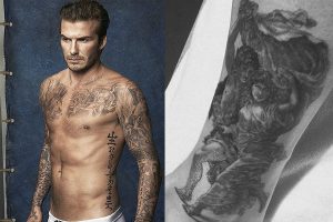 Фотография Дэвида Бекхэма, демонстрирующая его многочисленные татуировки, включая портреты, надписи и символы, покрывающие его руки, спину и бока.