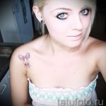 Bogen Tattoo auf ihrem Schlüsselbein - Foto Beispiel des fertigen Tätowierung 02052016 3