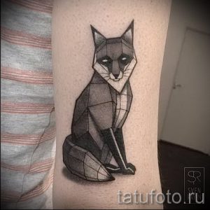 Фото тату: лиса, выполненная в стиле полигонального искусства, с использованием серых оттенков. Татуировка на предплечье выглядит современно и минималистично.
