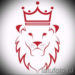 Простой, но эффектный эскиз татуировки с изображением льва в короне, выполненный в красных тонах на белом фоне.