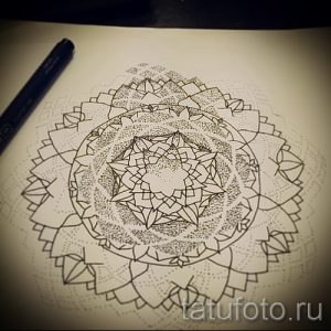 Фото тату: детальный эскиз мандалы, выполненный в технике pointillism с использованием множества точек и линий, подходящий для нанесения на спину.