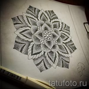 Фото тату: эскиз мандалы, выполненный в технике pointillism (пуантилизм) с использованием множества точек, подходящий для нанесения на спину.