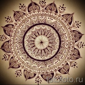 Фото тату: детальный эскиз коричневой мандалы с множеством мелких элементов, идеально подходящий для нанесения на спину или бедро.