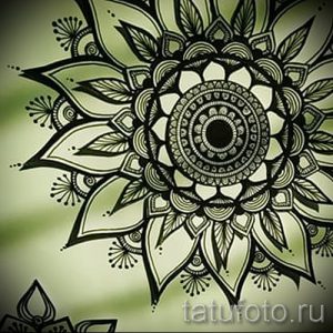 Фото тату: эскиз зеленой мандалы с точками и сложным орнаментом, подходящий для нанесения на руку или ногу.