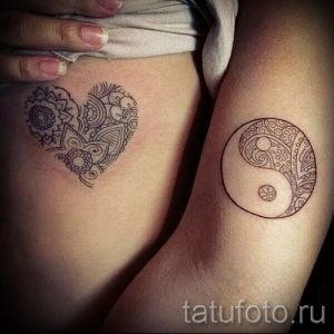 Фото парных тату: мандала в форме сердца на боку и инь-ян на руке. Черно-белые рисунки татуировок с детальной проработкой и сложным орнаментом.