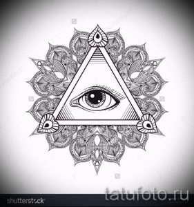 Фото тату: Всевидящее око в треугольнике, окруженное сложной мандалой с геометрическими узорами и точками.