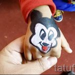 Mickey Mouse-Tattoo auf der Hand - fertigen Tätowierung auf 16052016 2