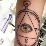 Tattoo-Auge im Dreieck am Handgelenk - ein Foto des fertigen Tätowierung 13052016 2