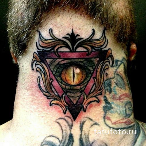 TattooAuge im Dreieck auf dem Hals ein Foto des fertigen Tätowierung