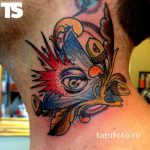 Tattoo-Auge im Dreieck auf dem Hals - ein Foto des fertigen Tätowierung 13052016 2