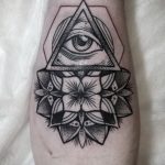 Tattoo-Auge im Dreieck auf dem Unterarm - ein Foto des fertigen Tätowierung auf 13052016 1