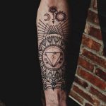 Tattoo-Auge im Dreieck auf dem Unterarm - ein Foto des fertigen Tätowierung auf 13052016 2