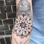 Tattoo-Auge im Dreieck auf dem Unterarm - ein Foto des fertigen Tätowierung auf 13052016 3