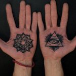 Tattoo-Auge im Dreieck auf der Hand - ein Foto des fertigen Tätowierung 13052016 1