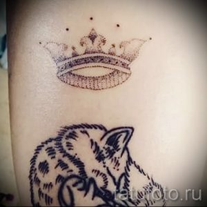 Фото татуировки лисы под короной, выполненной в технике дотворк на руке. Множество точек создают эффект затенения.