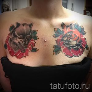 Фото двух татуировок на груди: голова волка и лисы, каждая окружена красными розами в стиле олд скул.